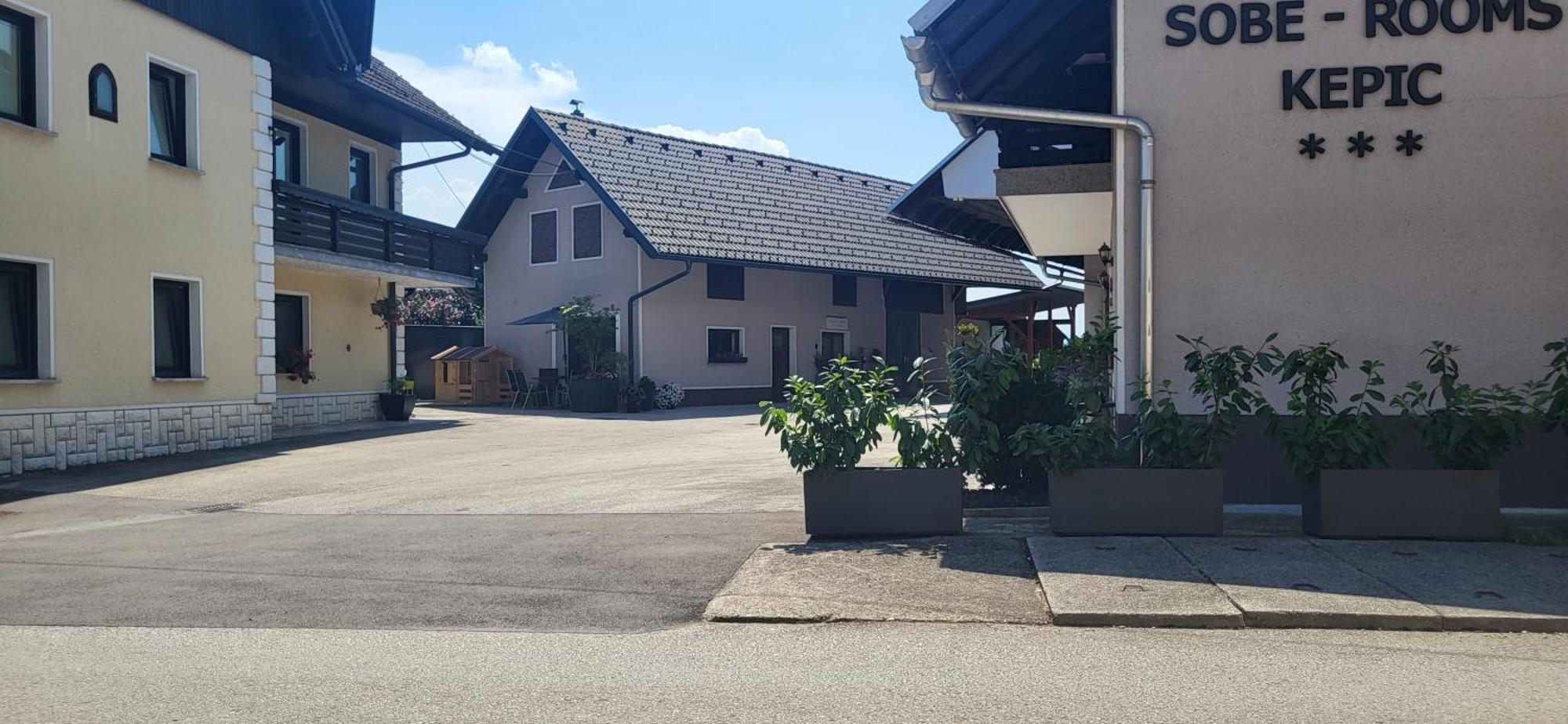 Rooms & Apartments Kepic, Airport Accomodation Церкле на Горенскем Екстериор снимка