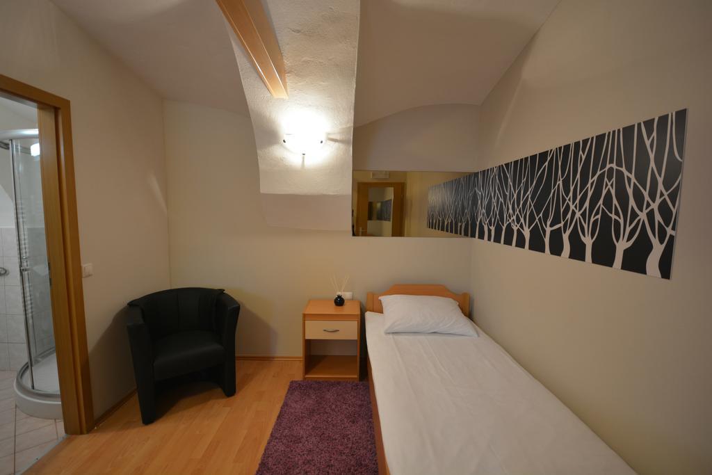 Rooms & Apartments Kepic, Airport Accomodation Церкле на Горенскем Стая снимка