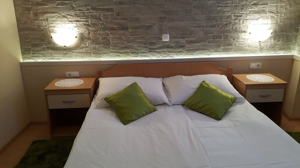 Rooms & Apartments Kepic, Airport Accomodation Церкле на Горенскем Екстериор снимка