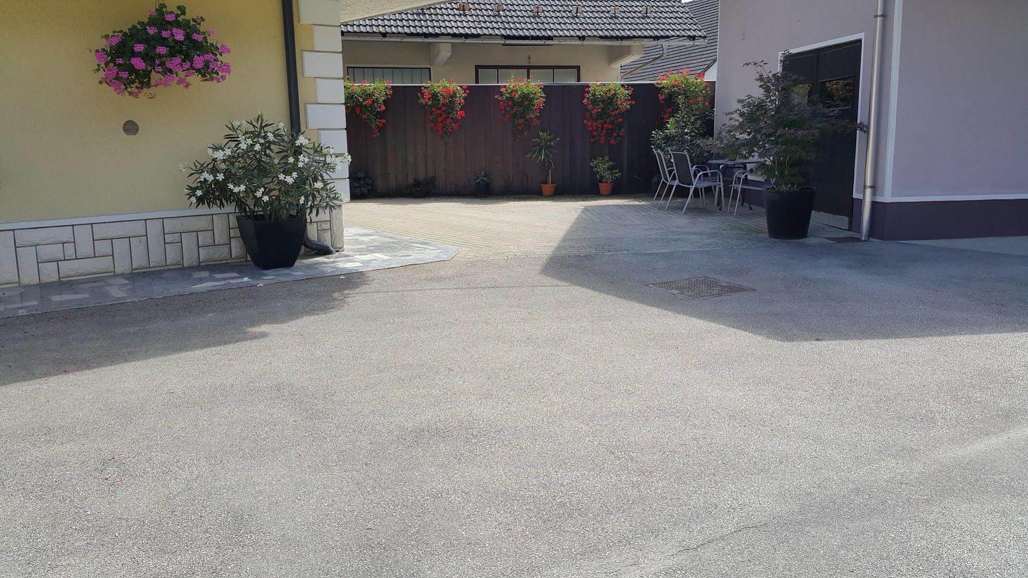 Rooms & Apartments Kepic, Airport Accomodation Церкле на Горенскем Екстериор снимка