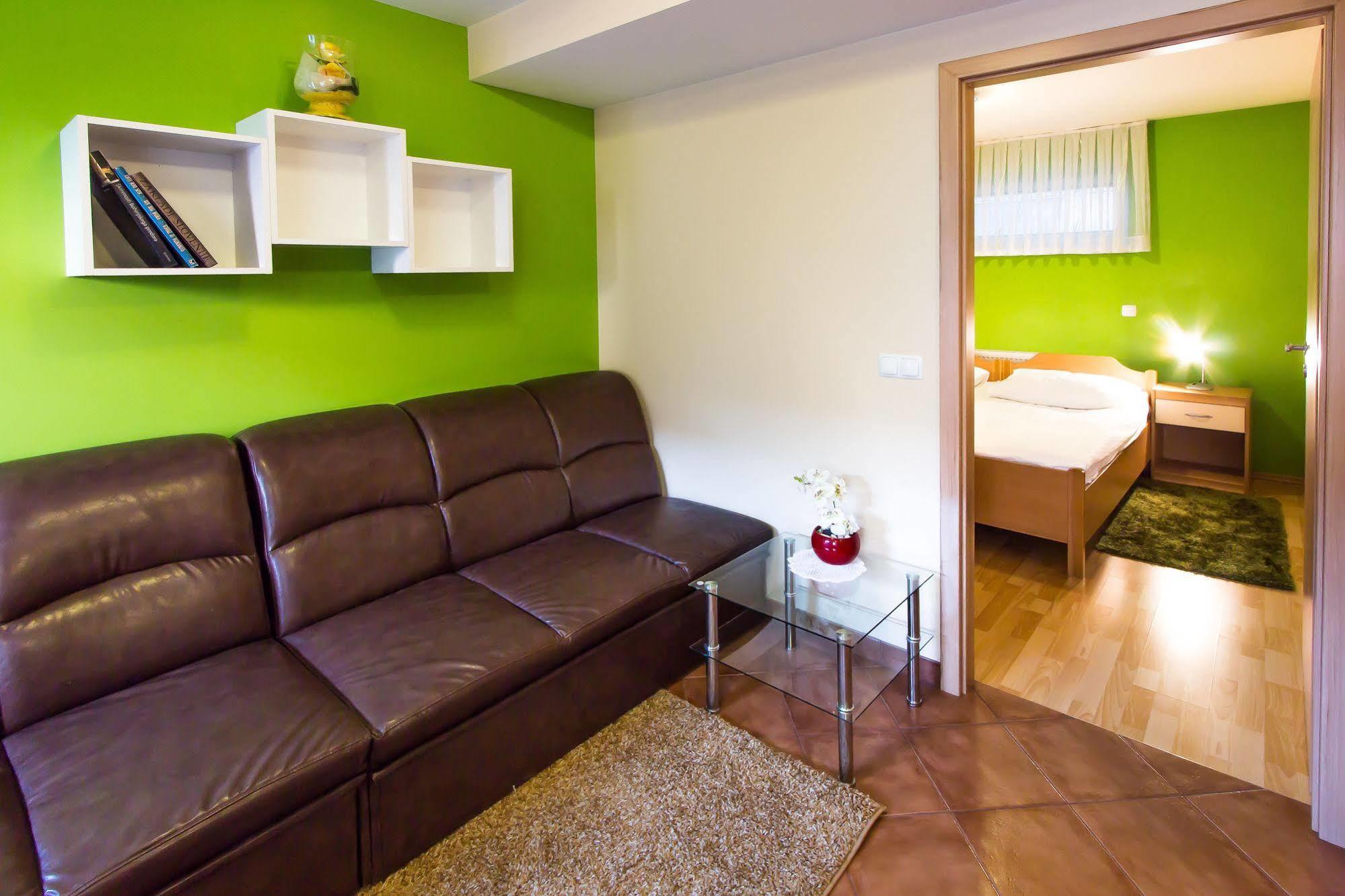 Rooms & Apartments Kepic, Airport Accomodation Церкле на Горенскем Екстериор снимка