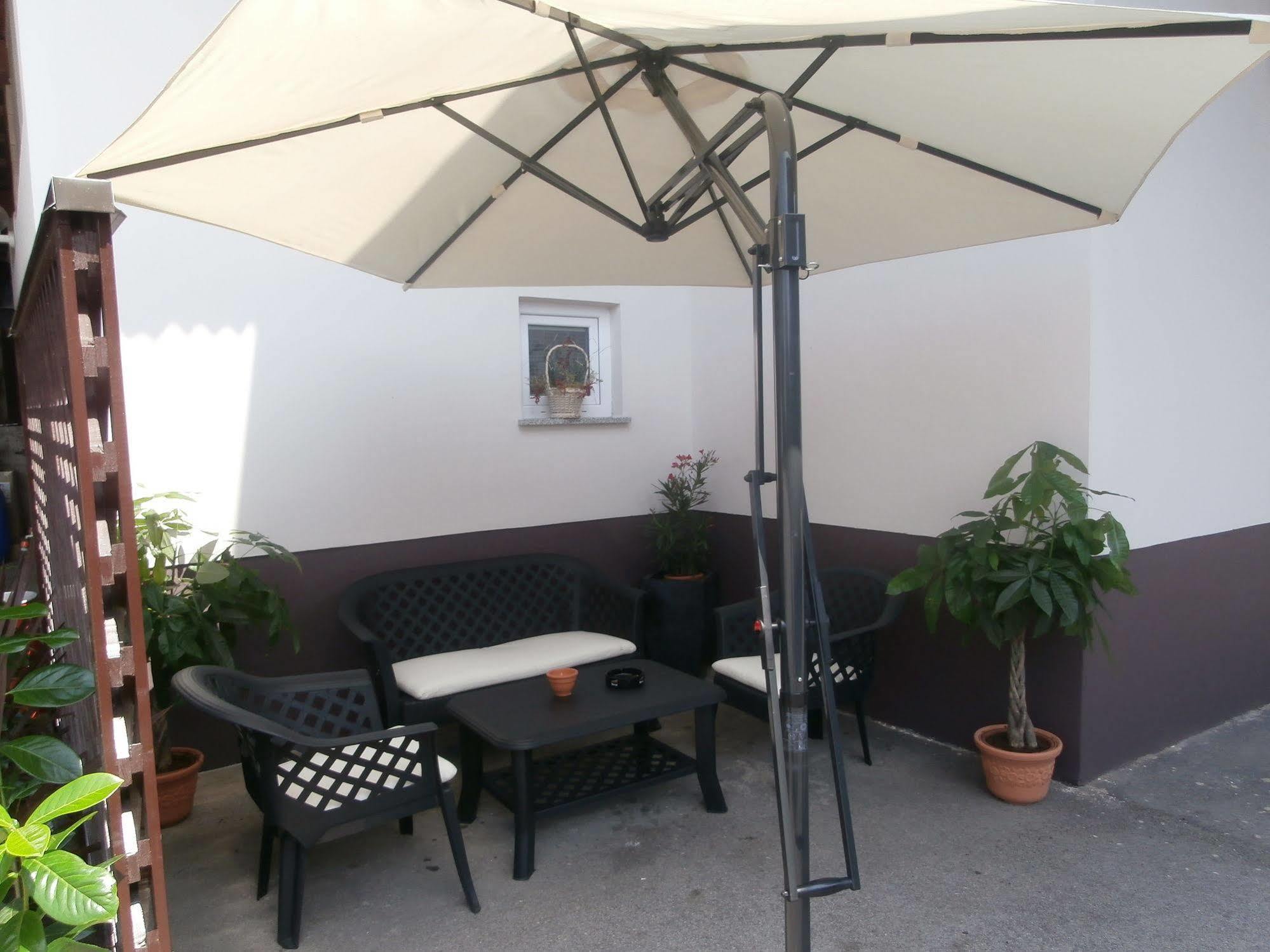Rooms & Apartments Kepic, Airport Accomodation Церкле на Горенскем Екстериор снимка