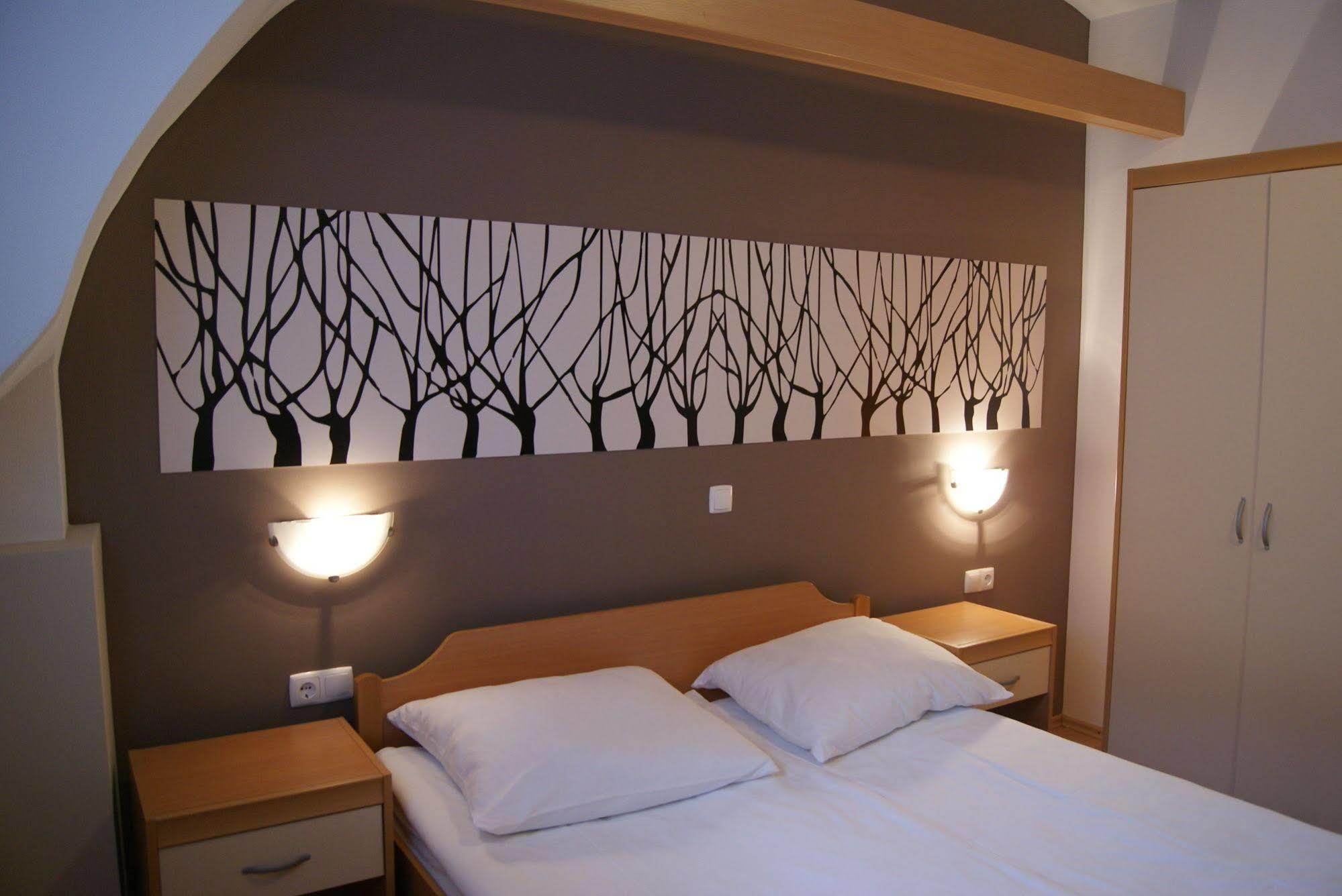 Rooms & Apartments Kepic, Airport Accomodation Церкле на Горенскем Екстериор снимка