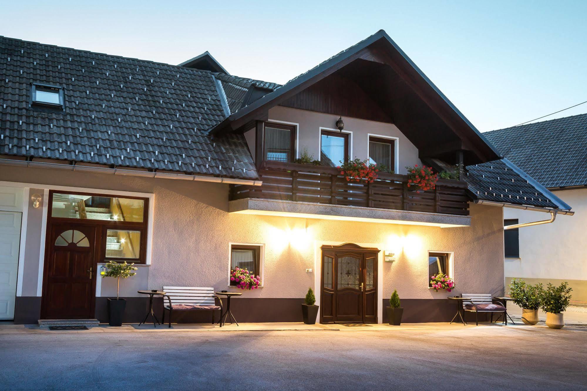 Rooms & Apartments Kepic, Airport Accomodation Церкле на Горенскем Екстериор снимка