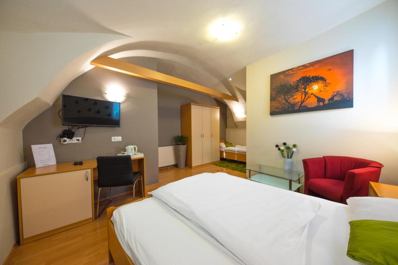 Rooms & Apartments Kepic, Airport Accomodation Церкле на Горенскем Екстериор снимка